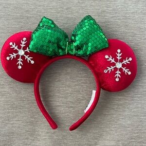 Disney Christmas Ears 🎄 A fun way to dress up your holiday outfit.